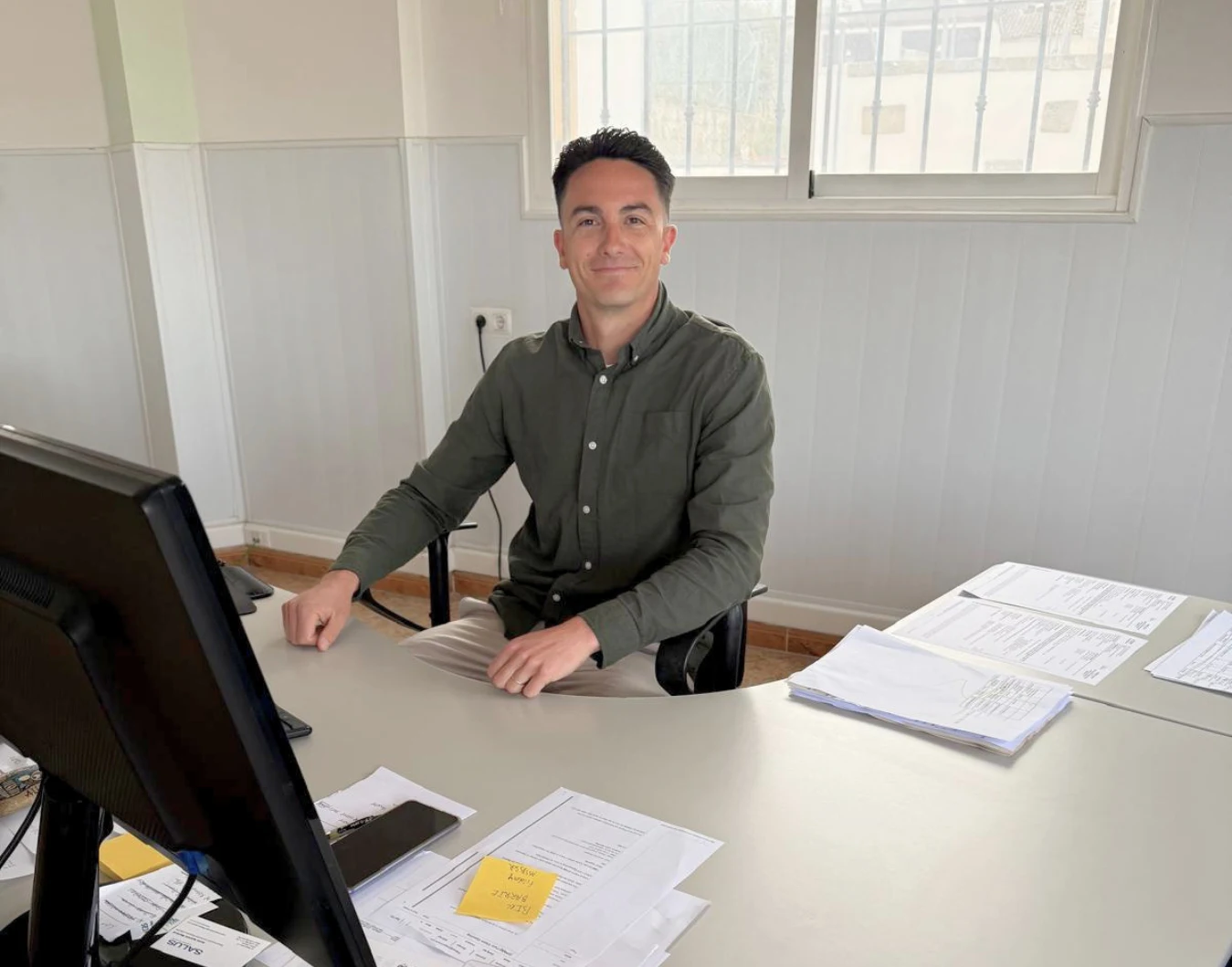 Thomas at Dragon Insurance office